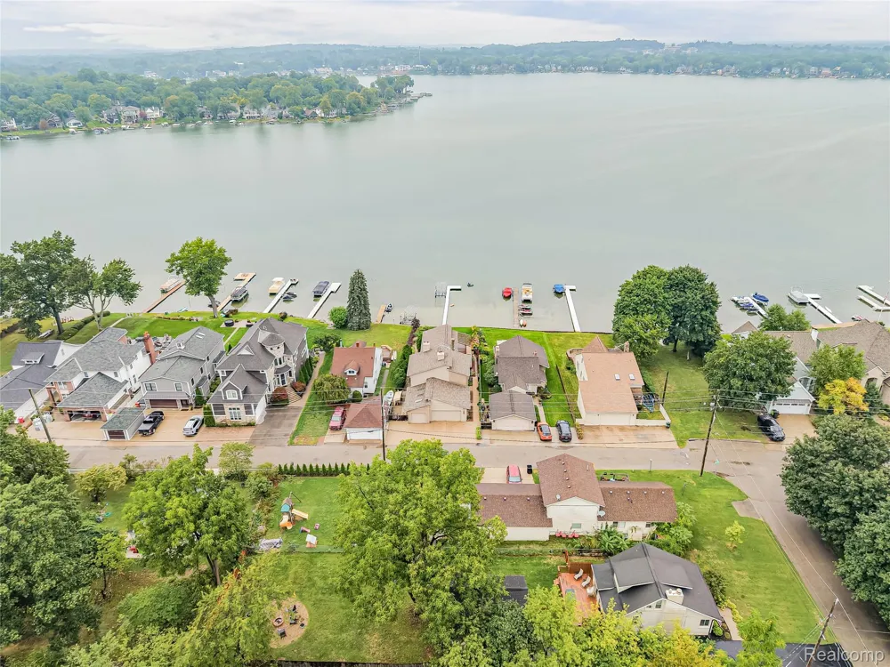 7830 Barnsbury Road West Bloomfield Charter Township, MI 48324