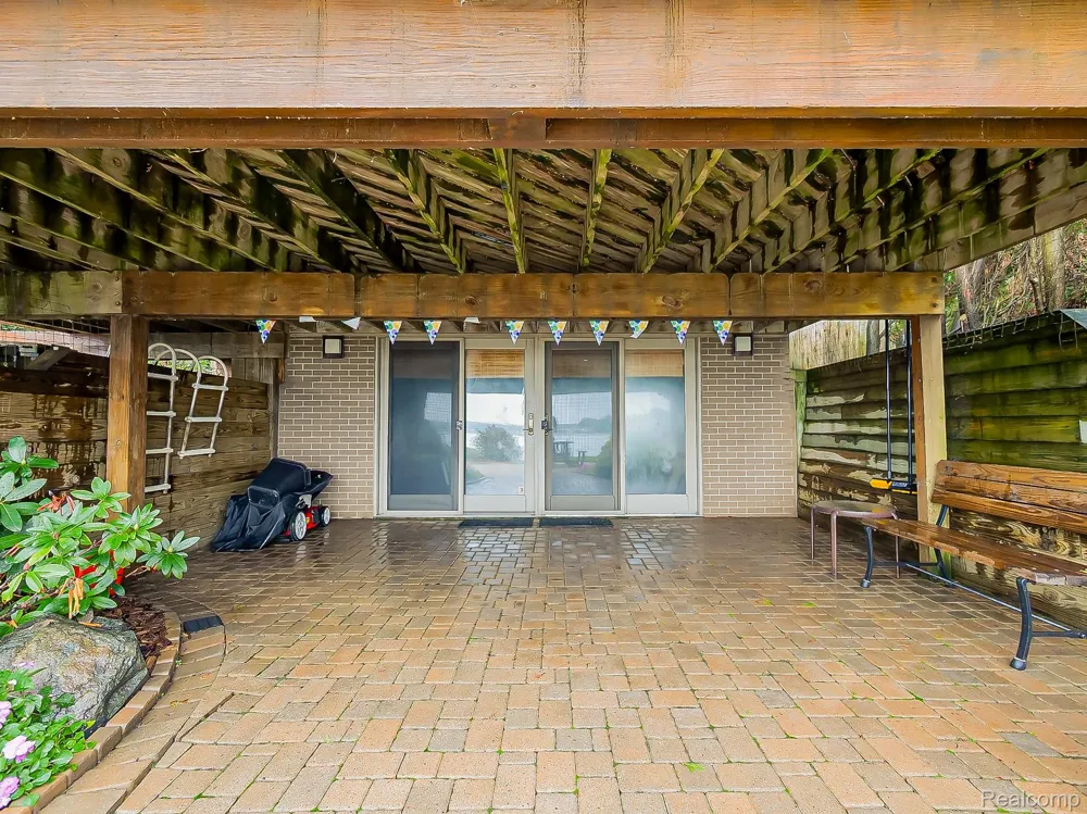 7830 Barnsbury Road West Bloomfield Charter Township, MI 48324
