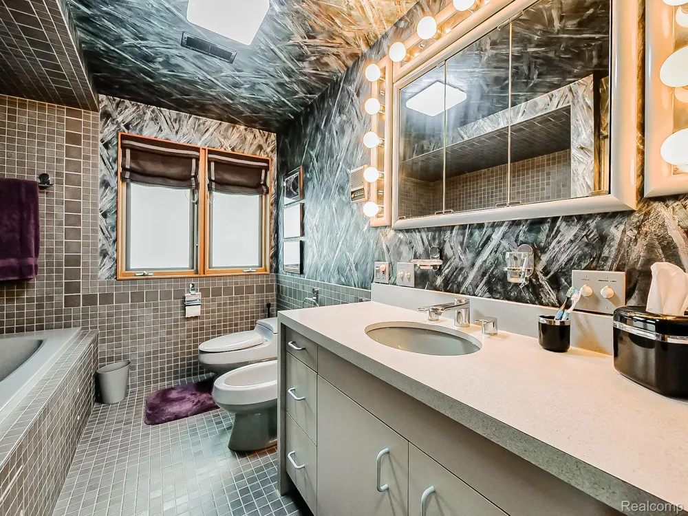 7830 Barnsbury Road West Bloomfield Charter Township, MI 48324