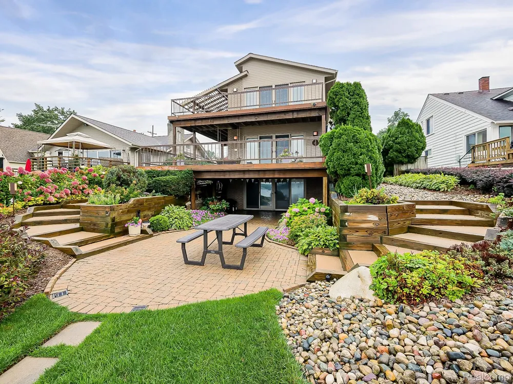 7830 Barnsbury Road West Bloomfield Charter Township, MI 48324