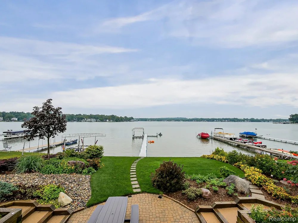 7830 Barnsbury Road West Bloomfield Charter Township, MI 48324