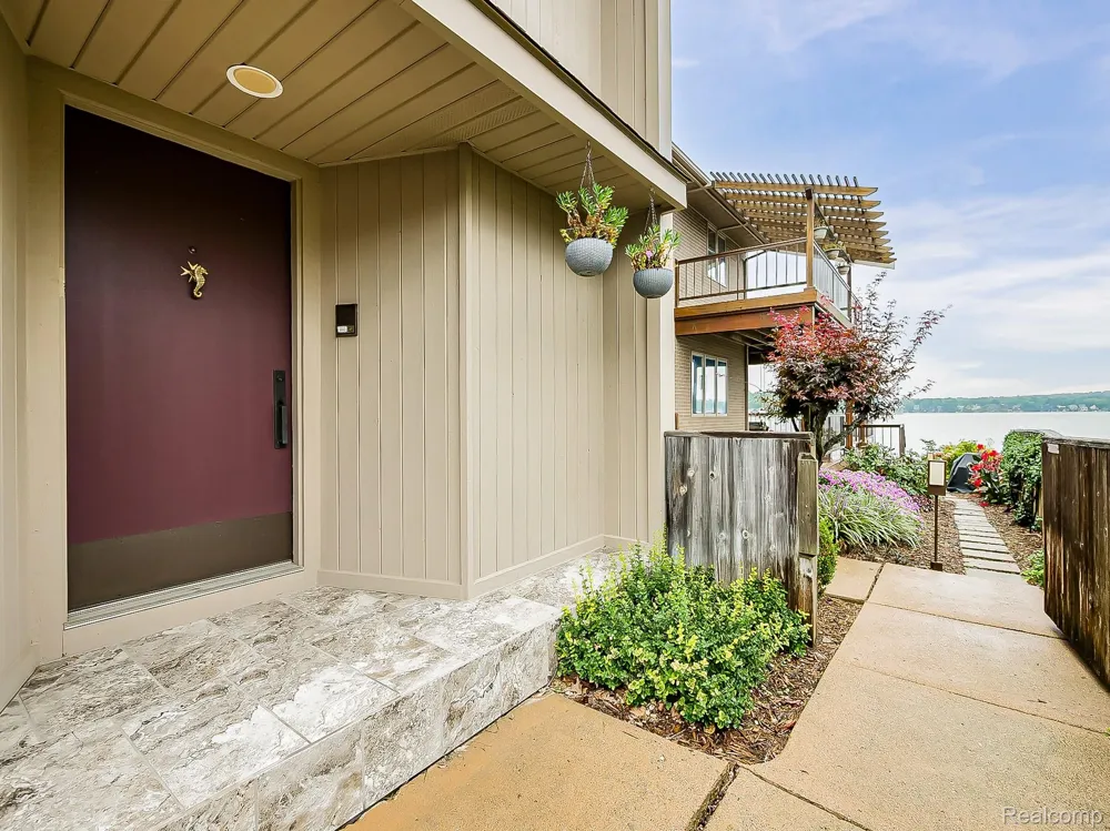 7830 Barnsbury Road West Bloomfield Charter Township, MI 48324