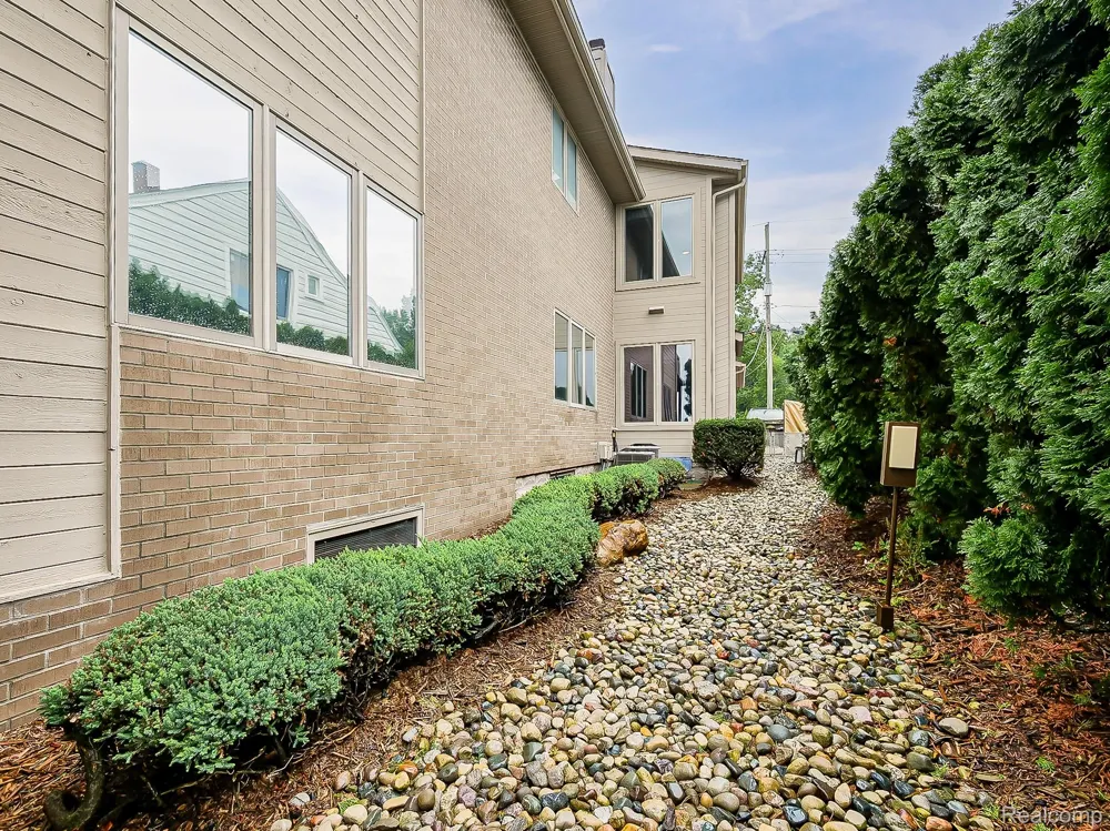 7830 Barnsbury Road West Bloomfield Charter Township, MI 48324