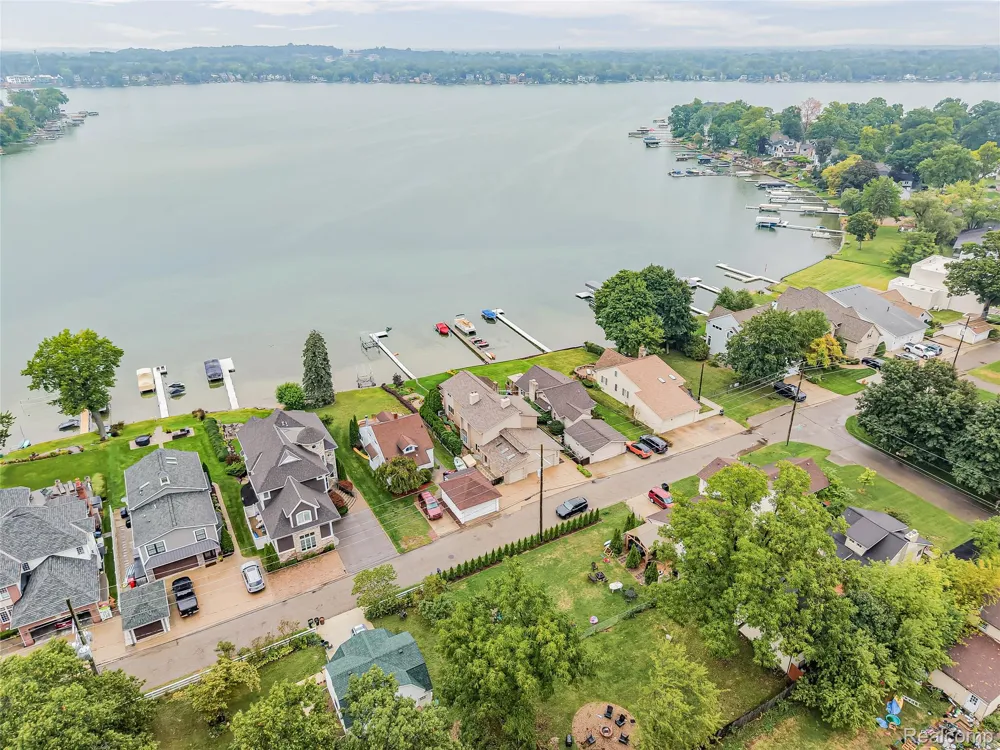 7830 Barnsbury Road West Bloomfield Charter Township, MI 48324
