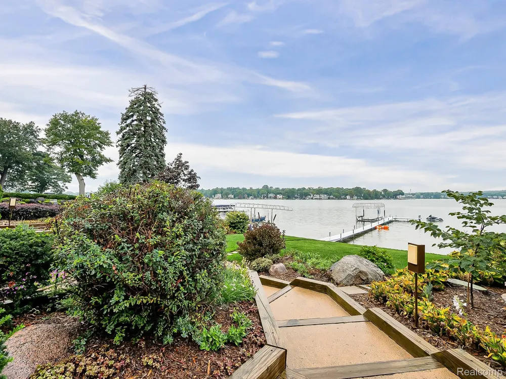7830 Barnsbury Road West Bloomfield Charter Township, MI 48324