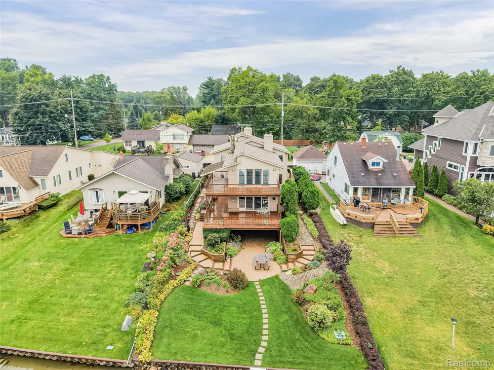 7830 Barnsbury Road West Bloomfield Charter Township, MI 48324