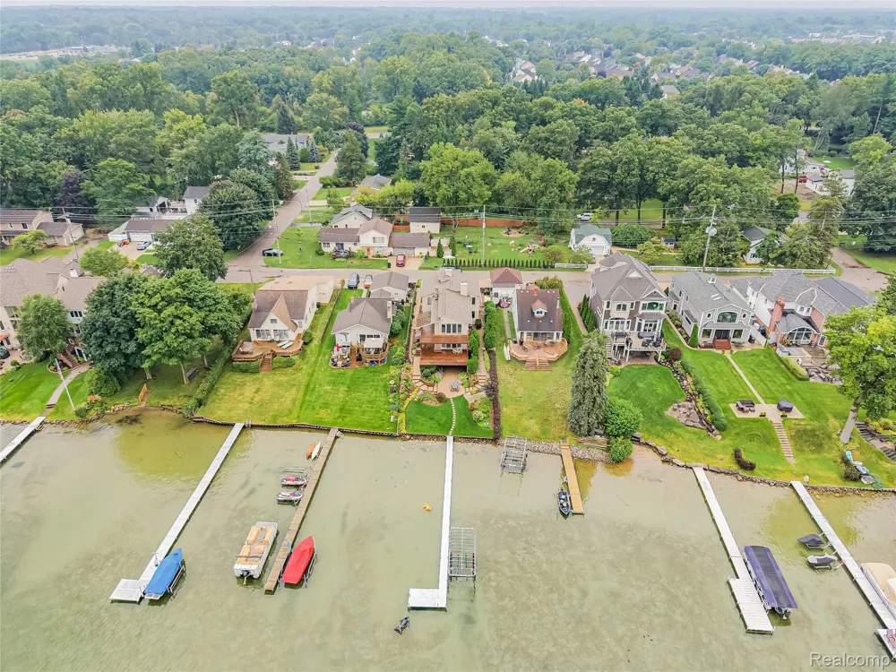 7830 Barnsbury Road West Bloomfield Charter Township, MI 48324