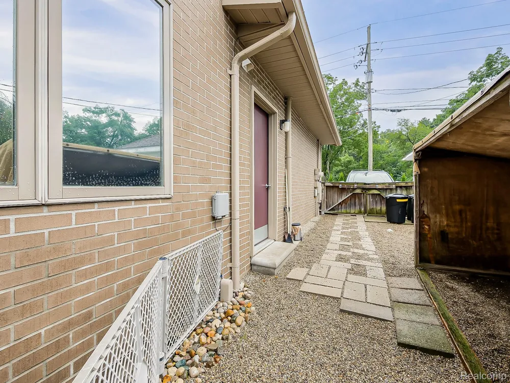7830 Barnsbury Road West Bloomfield Charter Township, MI 48324
