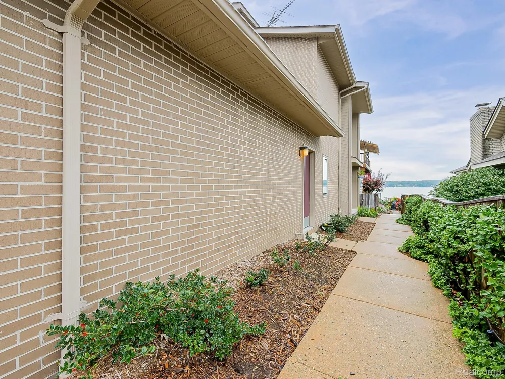 7830 Barnsbury Road West Bloomfield Charter Township, MI 48324