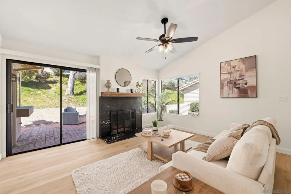 12855 Via Moura San Diego, CA 92128