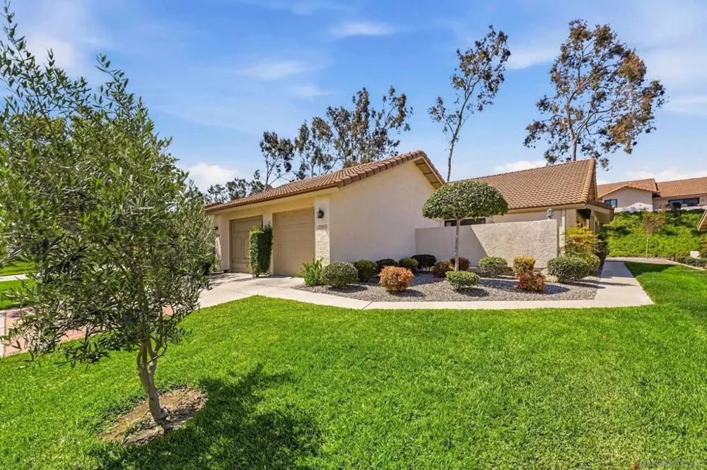 12855 Via Moura San Diego, CA 92128