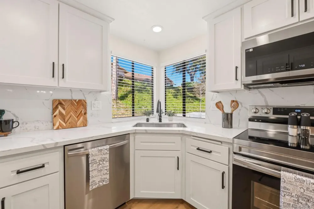 12855 Via Moura San Diego, CA 92128
