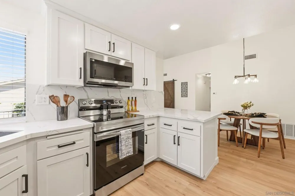 12855 Via Moura San Diego, CA 92128