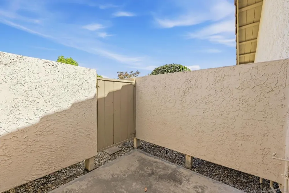 12855 Via Moura San Diego, CA 92128