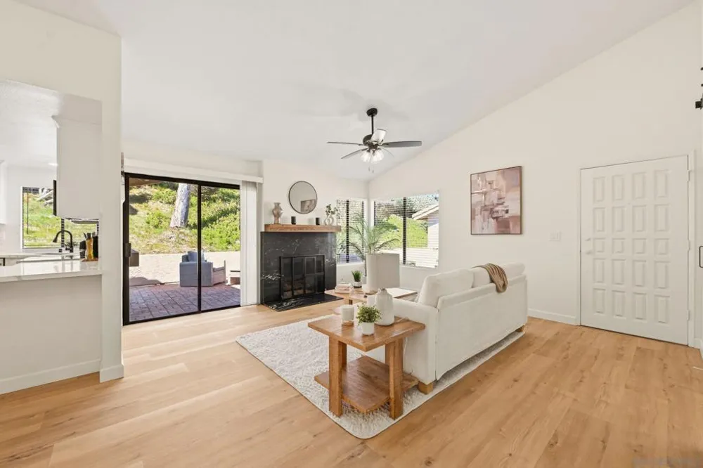 12855 Via Moura San Diego, CA 92128