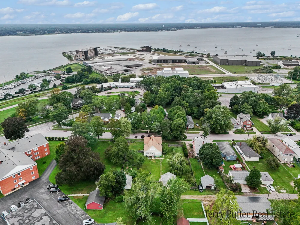 1187 Washington Avenue Muskegon, MI 49441