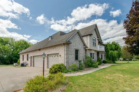 1821 WOODS WAY