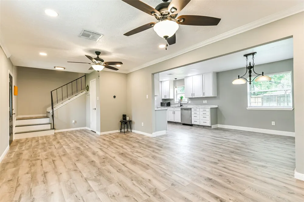 207 Woodvale Drive League City, TX 77573