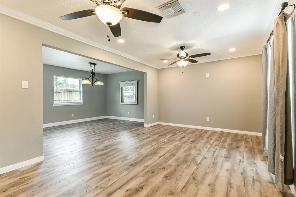 207 Woodvale Drive League City, TX 77573
