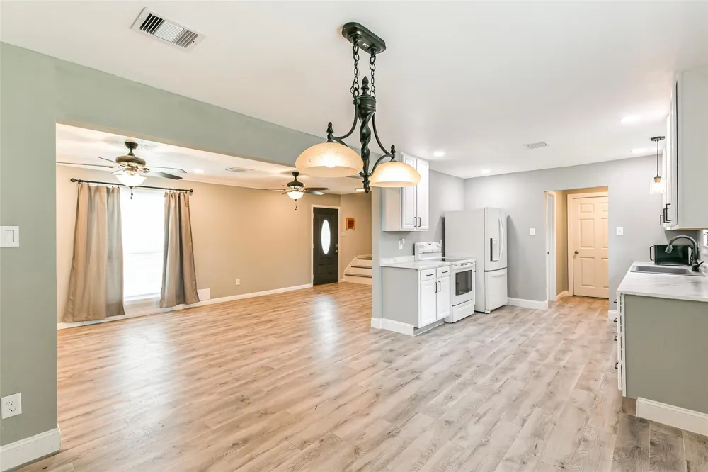 207 Woodvale Drive League City, TX 77573