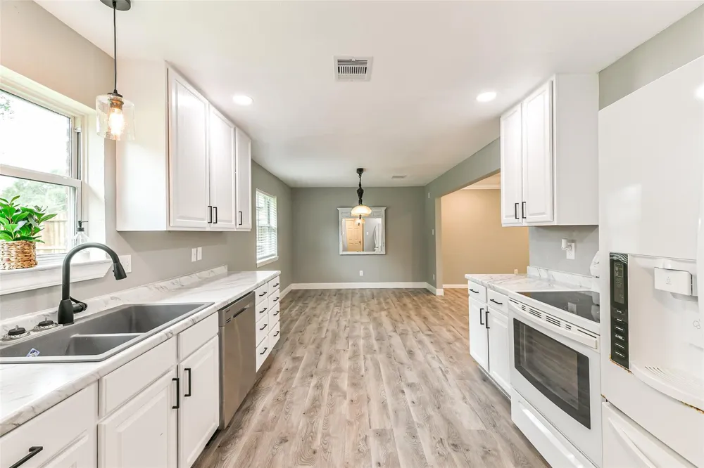207 Woodvale Drive League City, TX 77573
