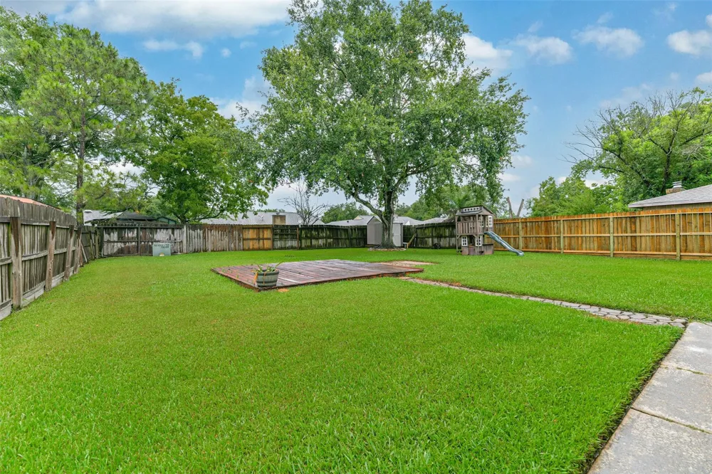 207 Woodvale Drive League City, TX 77573