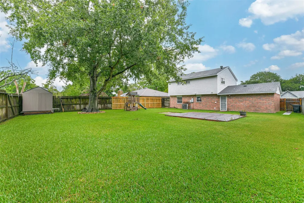 207 Woodvale Drive League City, TX 77573