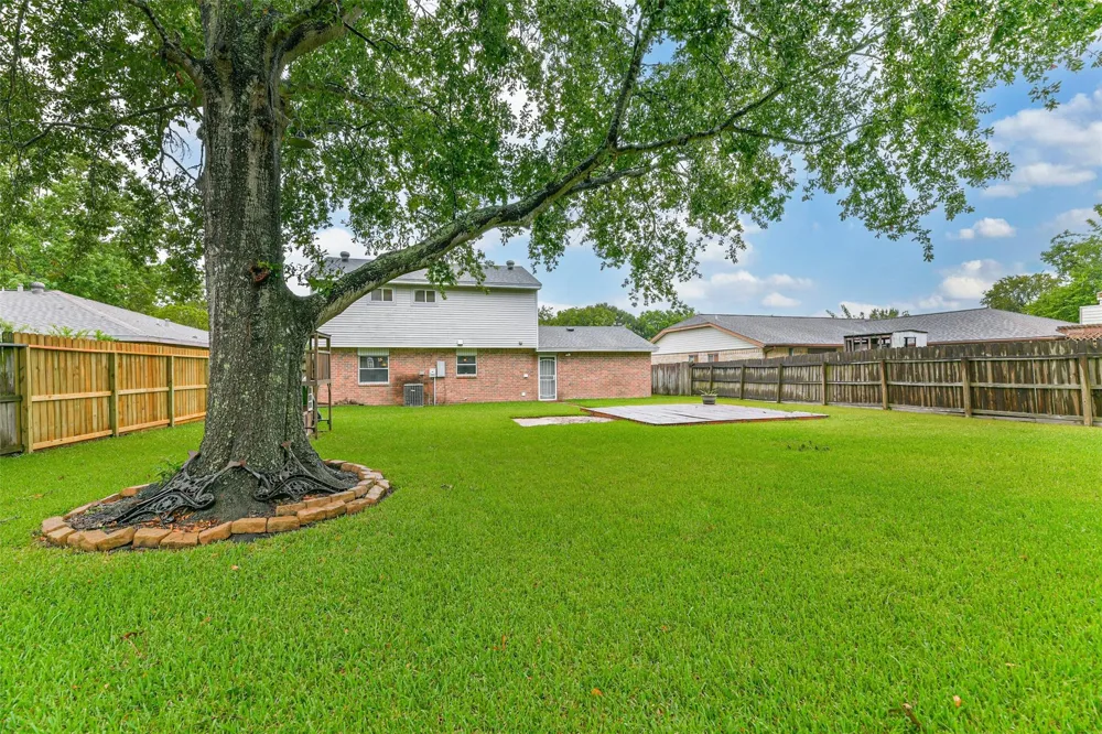 207 Woodvale Drive League City, TX 77573
