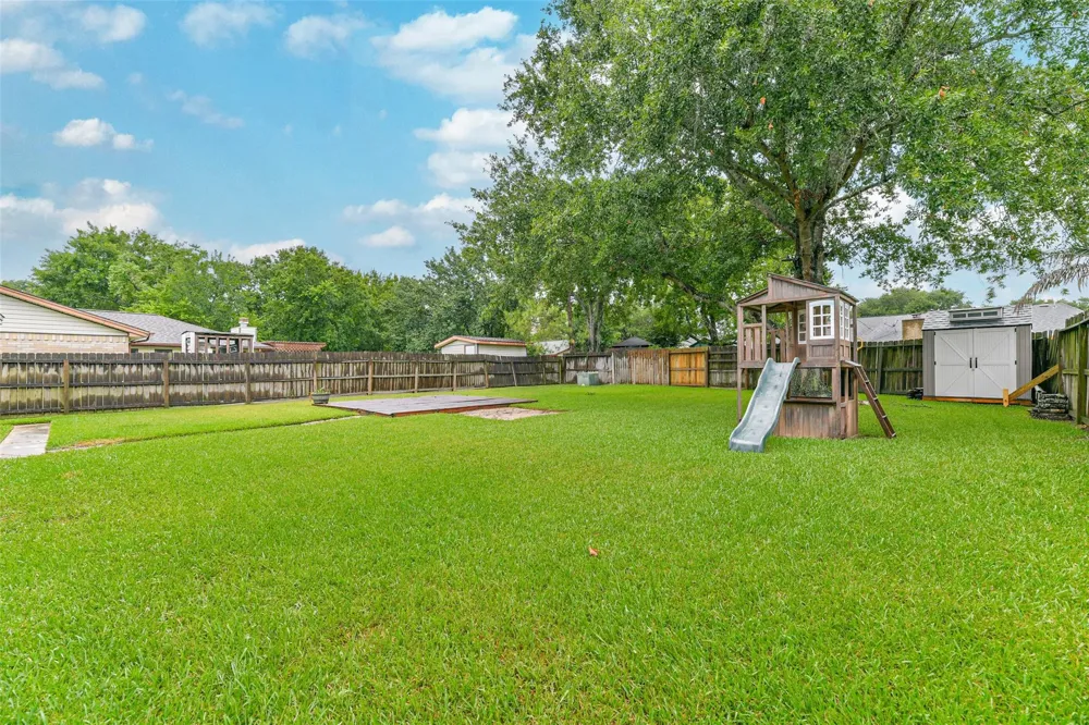 207 Woodvale Drive League City, TX 77573