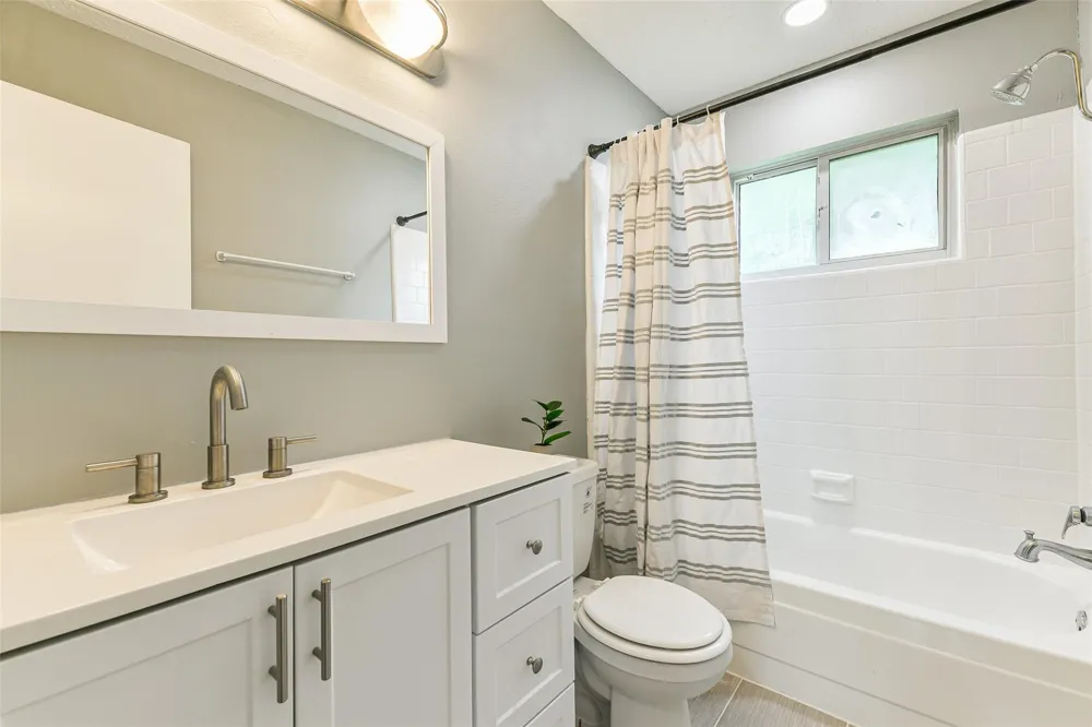 207 Woodvale Drive League City, TX 77573