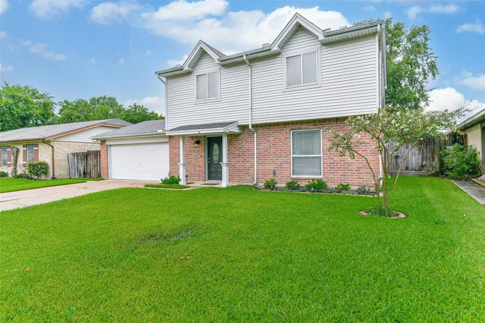 207 Woodvale Drive League City, TX 77573