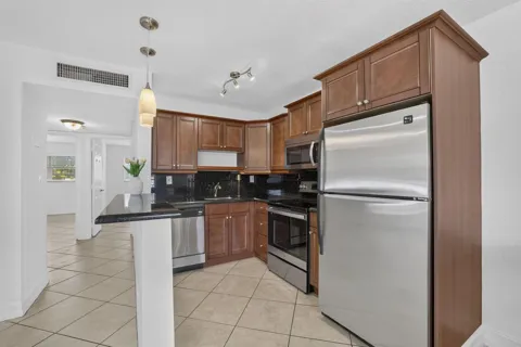 4051 NE 13TH AVENUE NE #76-3