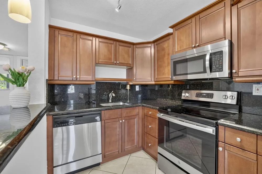 4051 NE 13TH AVENUE NE #76-3 Oakland Park, FL 33334