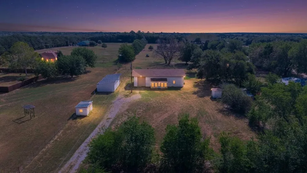 1214 desvoignes Denison, TX 75021