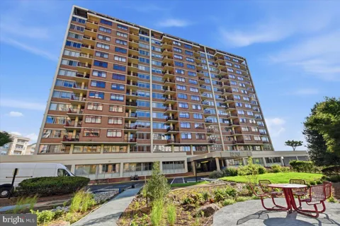 1220 BLAIR MILL ROAD #1008