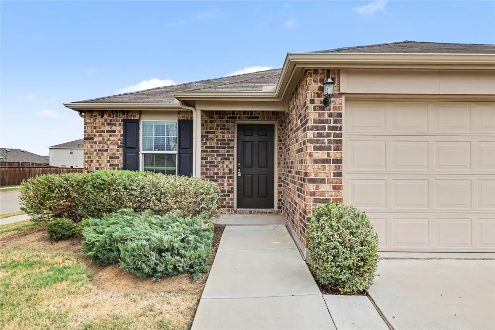 1301 Waggoner Drive Aubrey, TX 76227
