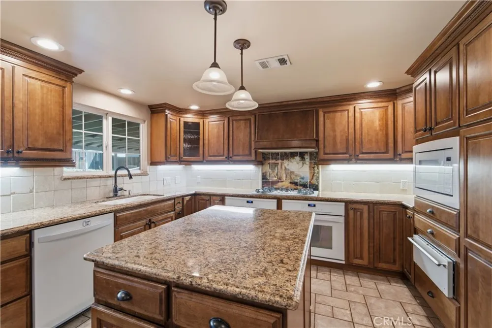 537 W Whitcomb Glendora, CA 91741