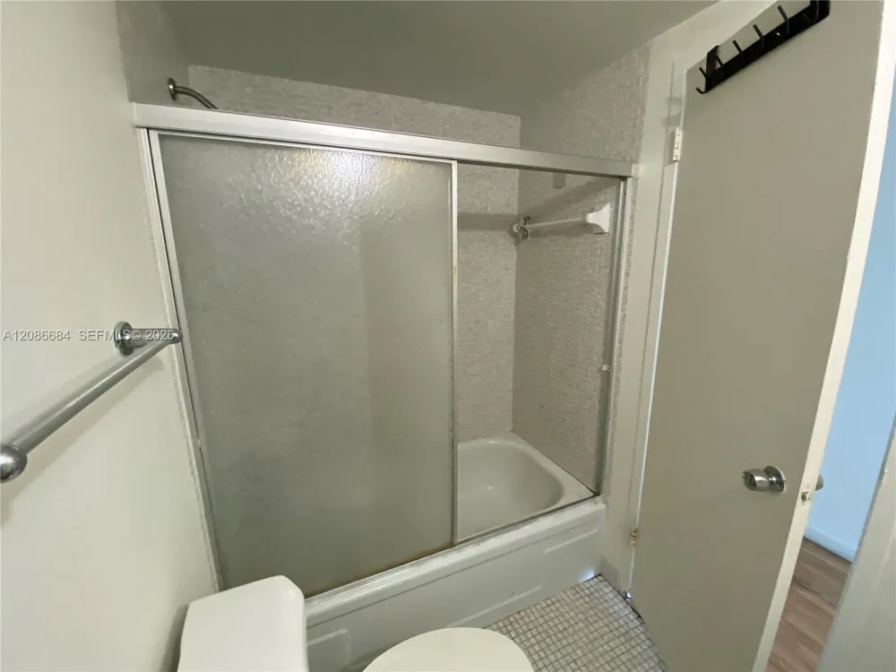 1865 79th St Cswy #11F North Bay Village, FL 33141