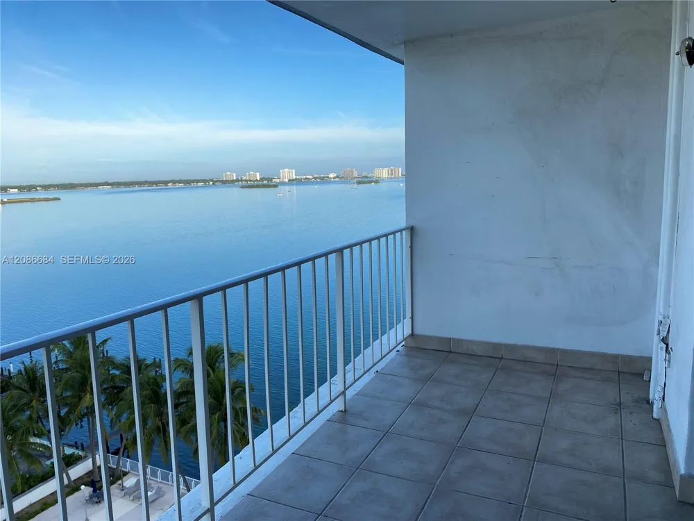 1865 79th St Cswy #11F North Bay Village, FL 33141