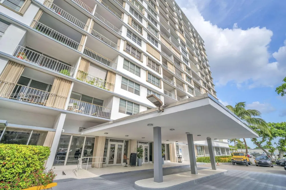 1865 79th St Cswy #11F North Bay Village, FL 33141