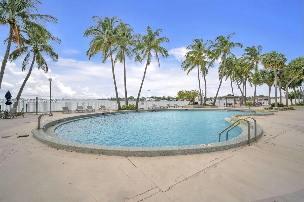 1865 79th St Cswy #11F North Bay Village, FL 33141