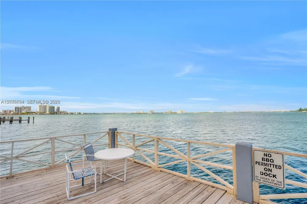 1865 79th St Cswy #11F North Bay Village, FL 33141