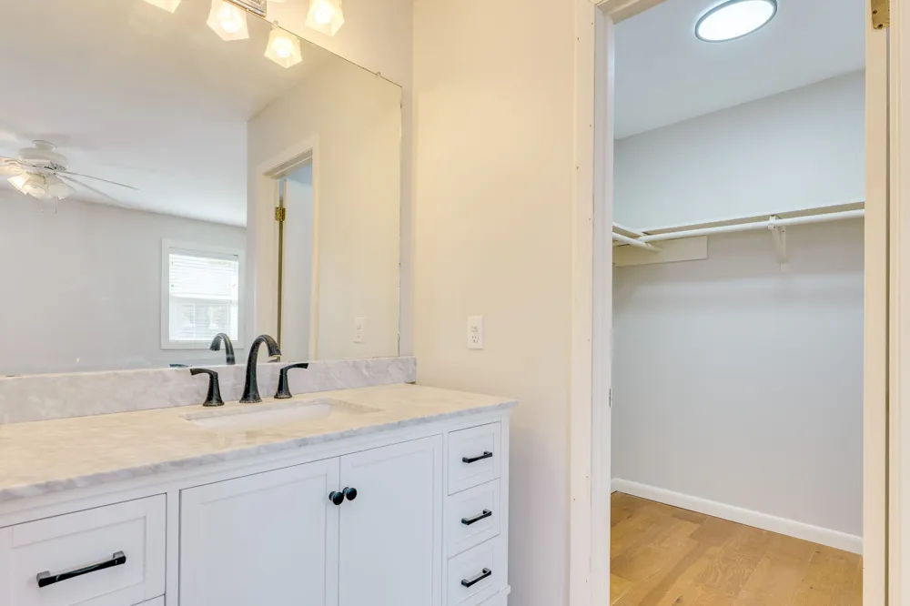 318 S Avenue C Elgin, TX 78621