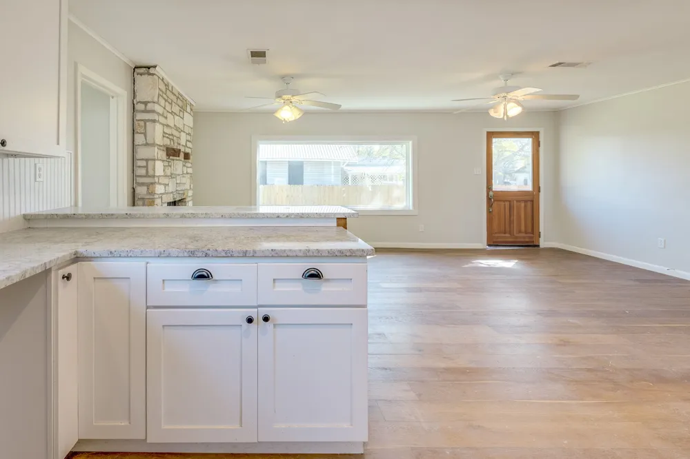 318 S Avenue C Elgin, TX 78621