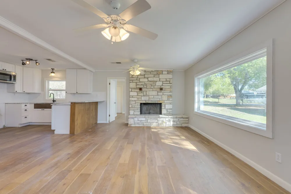 318 S Avenue C Elgin, TX 78621