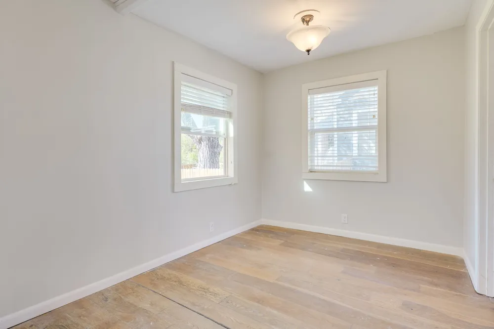 318 S Avenue C Elgin, TX 78621