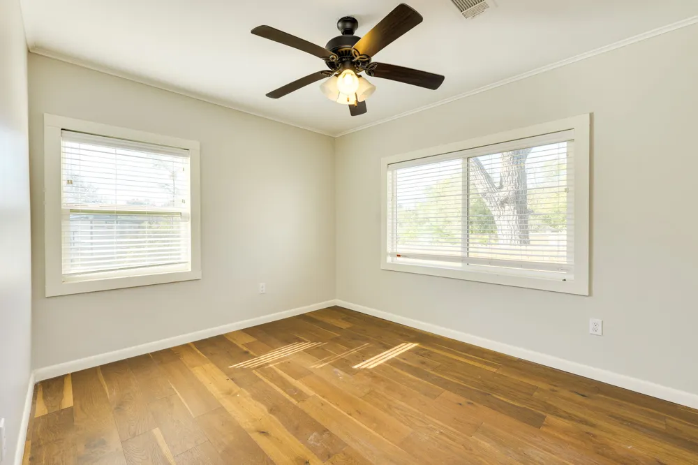 318 S Avenue C Elgin, TX 78621