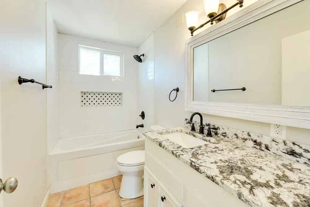 318 S Avenue C Elgin, TX 78621