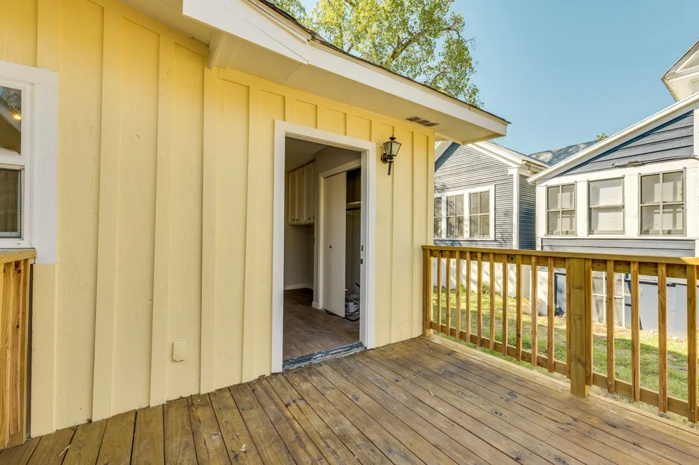318 S Avenue C Elgin, TX 78621