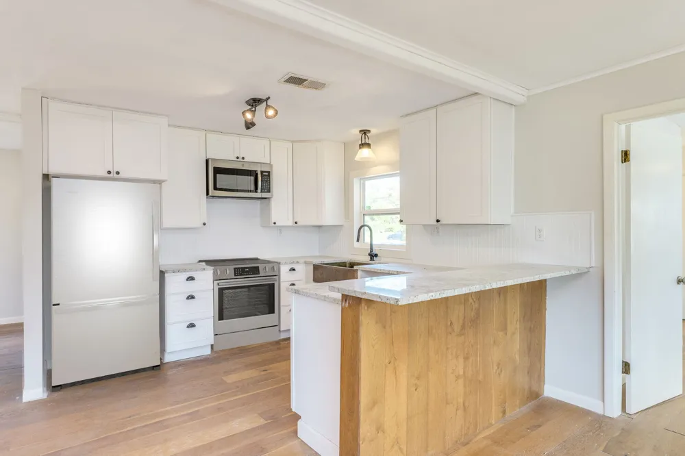 318 S Avenue C Elgin, TX 78621